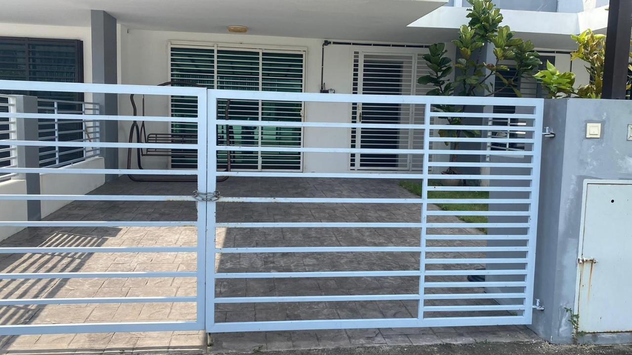 Klia Redza Homestay Kota Warisan Malay Only Σεπάνγκ Εξωτερικό φωτογραφία